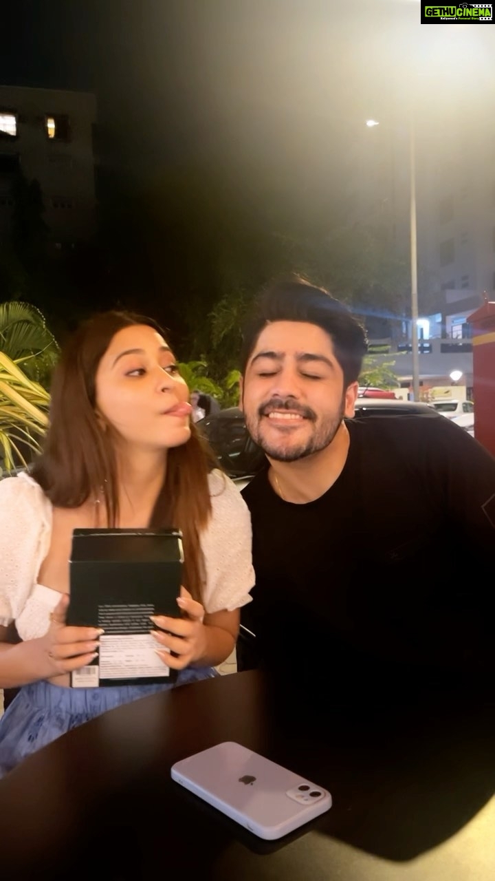 Eshanya Maheshwari Instagram - Kabhi kabhi pyaar hone ke baad bhi Cupid đ ki zarurat hoti hai taaki pyaar kahi #nahijaana⌠@riya_sharma_22 â¤ď¸ thanks for being sweetheart⌠@esshanya_s_maheshwari @aadilkhann @soulfulsachin @believemusic #nahijaana #newsong #sachinjigar #esshanyamaheshwari #reels #trending #reelsinstagram #reelitfeelit