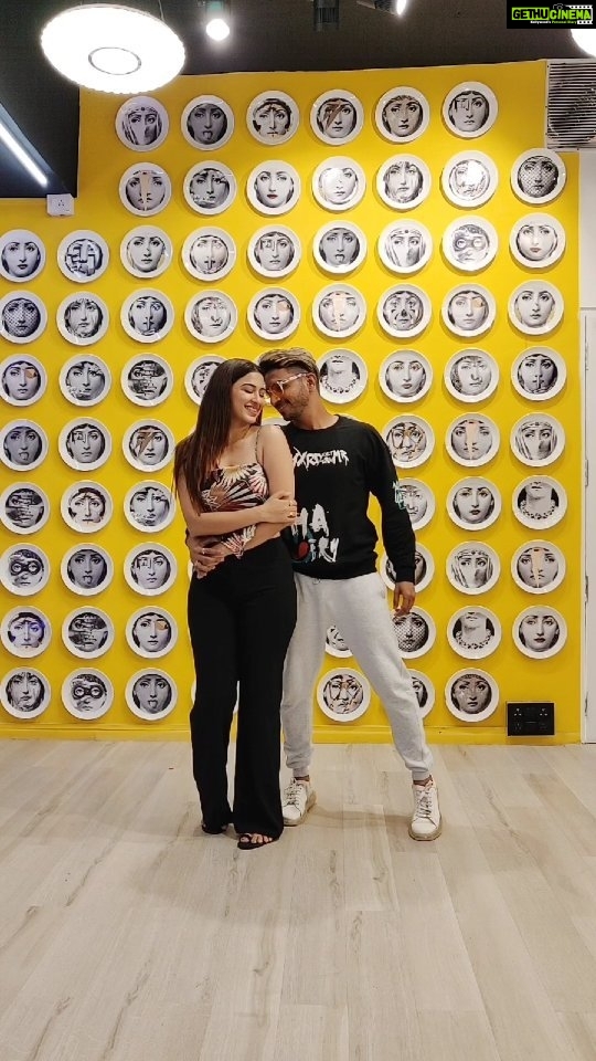 Eshanya Maheshwari Instagram - 🔥🔥Aaj Dance Kiye Bina #NahiJaana @esshanya_s_maheshwari 🤗 Just Following the reel #trend #Choreography Nice job @aadilkhann @soulfulsachin @sachinjigar #Dance #reeltoreel #reelsinstagram #reelkarofeelkaro #reelsindia #reelsvideo #reel #Bollywood #india #mumbai Studio @madstudioofficial