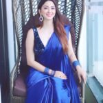 Eshanya Maheshwari Instagram - 💙smile and sparkle ✨ Shot by @portraitsbyvedant #saree #sareelove #blue #💙#reels #reels #reelsinstagram #reelitfeelit #esshanya #esshanyamaheshwari