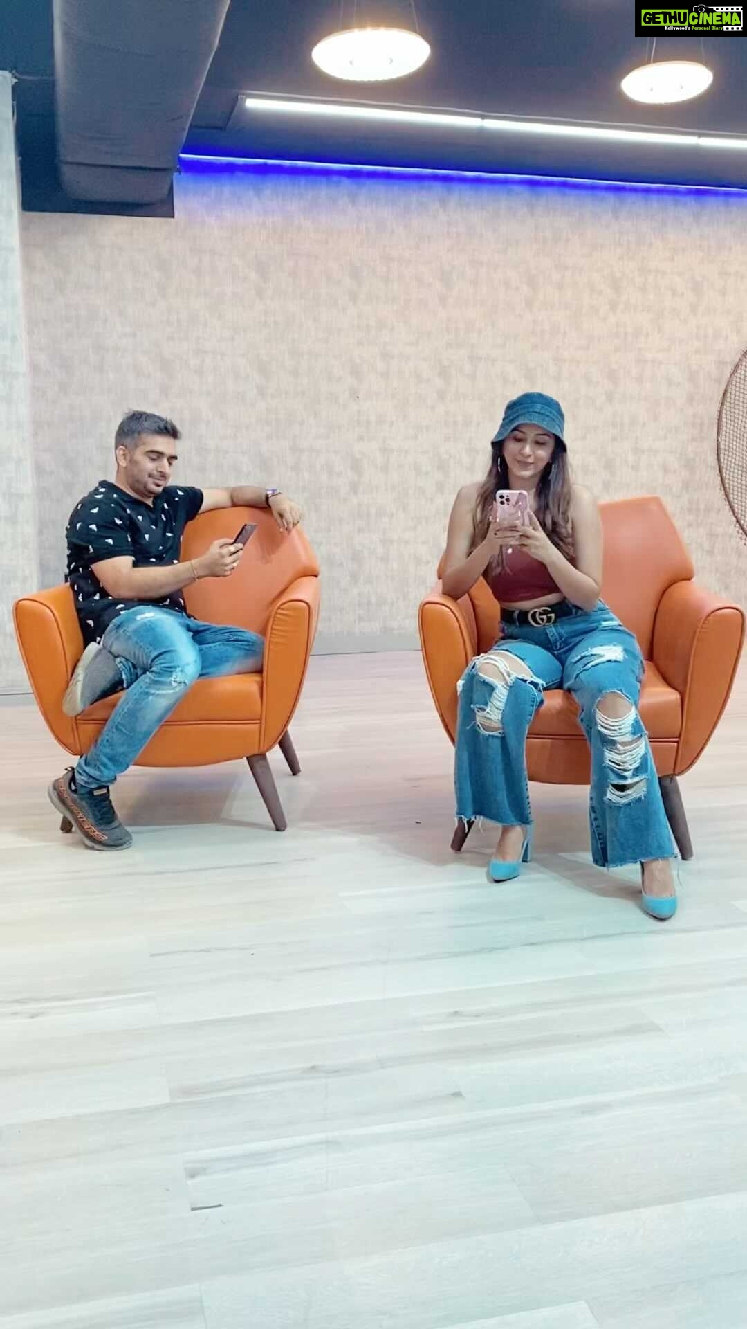 Eshanya Maheshwari Instagram - Phone ko chodhke kahi #nahijaana @janak.bhanushali Listen to new song And start making reels on this and best one will go on story… @aadilkhann @soulfulsachin @jigarsaraiya @sachinjigar @believemusic Wearing @srstore09 #nahijaana #newsong #reels #reelsinstagram #reelitfeelit #esshanya