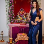 Eshanya Maheshwari Instagram - ganpati bappa morya 😇🙏💙✨🧿 pudhchya varshi lavkar ya! Saree by @maheswariswati Photography by @portraitsbyvedant #ganeshchaturthi #ganpatibappamorya #ganpatibappa #festival #festivevibes #festivewear #festivalsofindia #esshanya #esshanyamaheshwari #ootd #sareelove #blue #💙