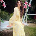 Eshanya Maheshwari Instagram - Her vibe is rare, a mess yet magical.💛 #smile #happiness #peace #beauty #pictureoftheday #instagood #instadaily #instagram #esshanya #esshanyamaheshwari Delhi, India