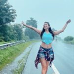 Eshanya Maheshwari Instagram - MY KINDA STAY… 😉 Follow me on josh app for more exclusive videos 💁🏻‍♀️ @officialjoshapp #stay #slowmotion #rains #walk #trending #trend #bollywoodstyle #esshanya #esshanyamaheshwari #reels #reelitfeelit #feelkaroreelkaro #instagood #instagram #instadaily