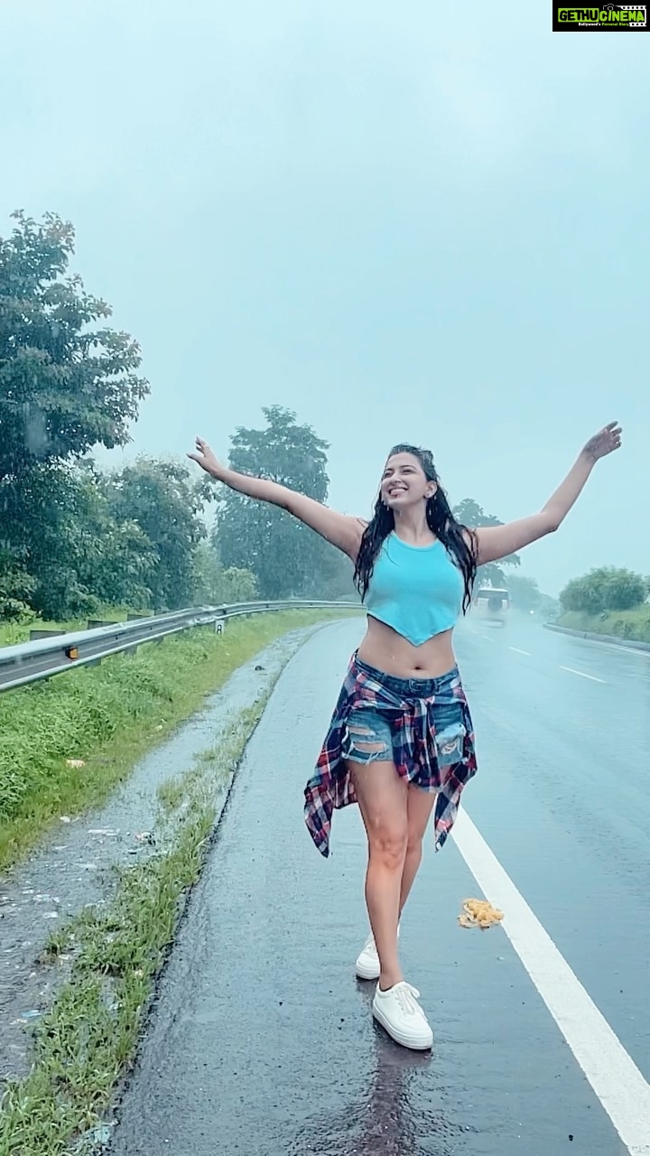 Eshanya Maheshwari Instagram - MY KINDA STAYβ¦ π Follow me on josh app for more exclusive videos ππ»ββοΈ @officialjoshapp #stay #slowmotion #rains #walk #trending #trend #bollywoodstyle #esshanya #esshanyamaheshwari #reels #reelitfeelit #feelkaroreelkaro #instagood #instagram #instadaily