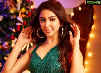 Eshanya Maheshwari Instagram - Feeling some Christmas vibes 🎄✨ On a first week of January 🙄 Saree by @maheswariswati Styled @riyabhatu_ Photography by @dheerajyadavphotographyy Decor by @aayush._20 #photodump #saree #sareelove #esshanyamaheshwari #esshanya