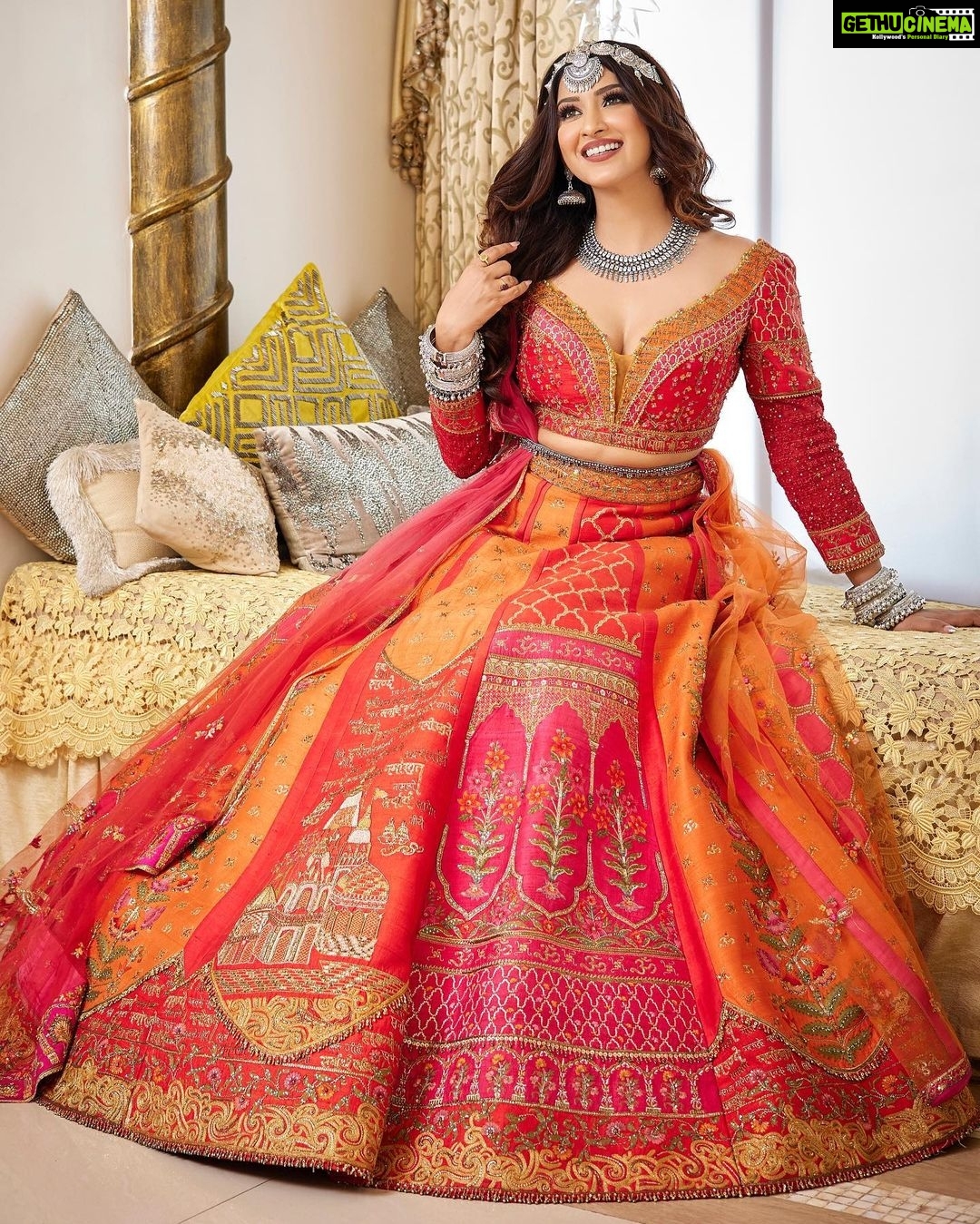 Eshanya Maheshwari Instagram - Let’s celebrate the festival of Navratri with vibrant colours and bright smile 😃 H&M by @ojasrajani Make up products by @forever52india Outfit by @sulakshanamonga Photography by @rachitvoraphotography #9daysofnavratri #navratri #ootd #hairstyle #makeup #lookoftheday #navratrispecial #esshanyamaheshwari #esshanya #smile #photoshoot