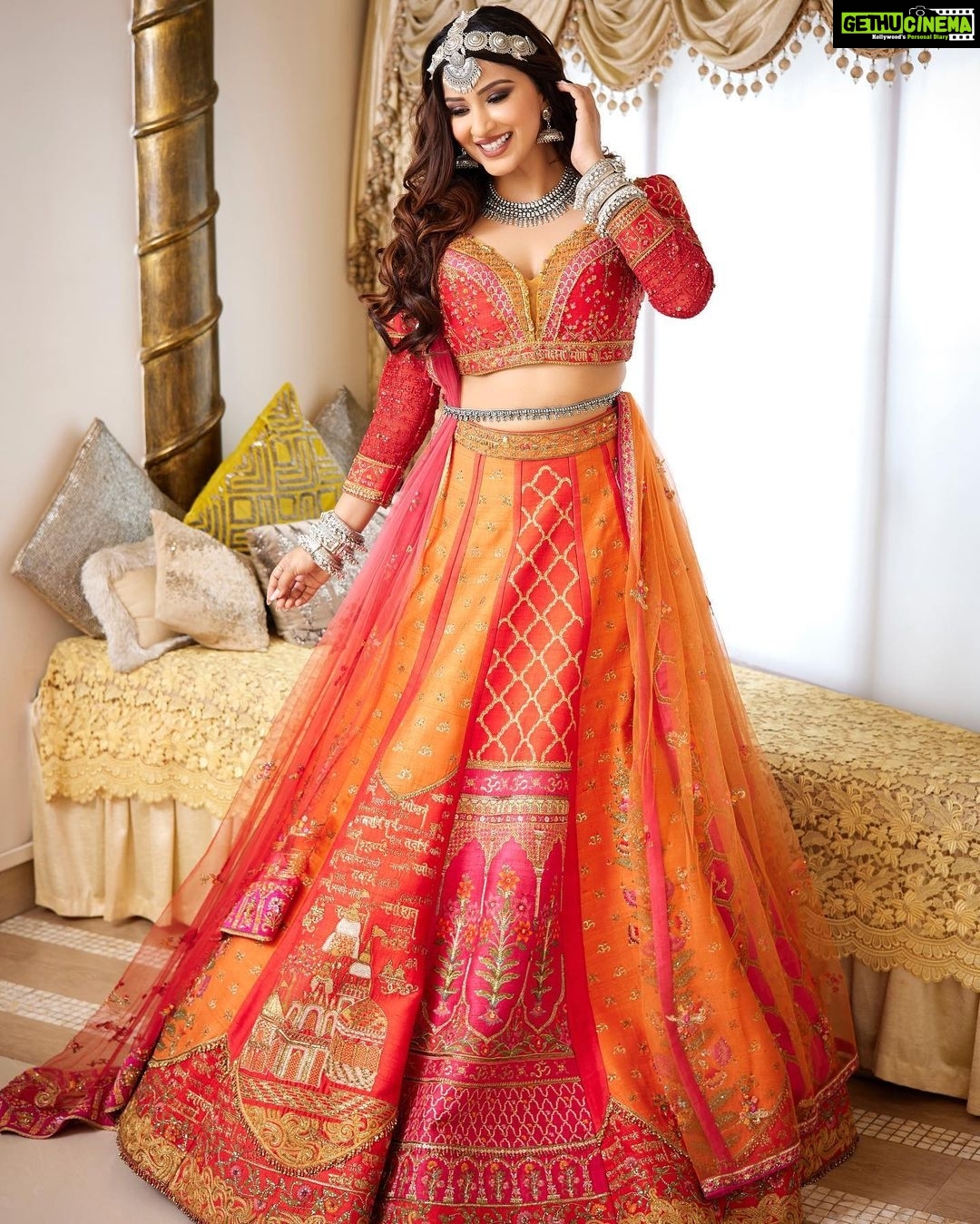 Eshanya Maheshwari Instagram - Let’s celebrate the festival of Navratri with vibrant colours and bright smile 😃 H&M by @ojasrajani Make up products by @forever52india Outfit by @sulakshanamonga Photography by @rachitvoraphotography #9daysofnavratri #navratri #ootd #hairstyle #makeup #lookoftheday #navratrispecial #esshanyamaheshwari #esshanya #smile #photoshoot