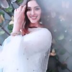 Eshanya Maheshwari Instagram - Everything in the universe is within you. Ask all from yourself. 🤍 Videography by @portraitsbyvedant Follow me on josh app for more @officialjoshapp #peace #beauty #esshanyamaheshwari #esshanya #josh #joshmeinaaja
