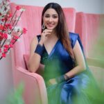 Eshanya Maheshwari Instagram - ganpati bappa morya 😇🙏💙✨🧿 pudhchya varshi lavkar ya! Saree by @maheswariswati Photography by @portraitsbyvedant #ganeshchaturthi #ganpatibappamorya #ganpatibappa #festival #festivevibes #festivewear #festivalsofindia #esshanya #esshanyamaheshwari #ootd #sareelove #blue #💙