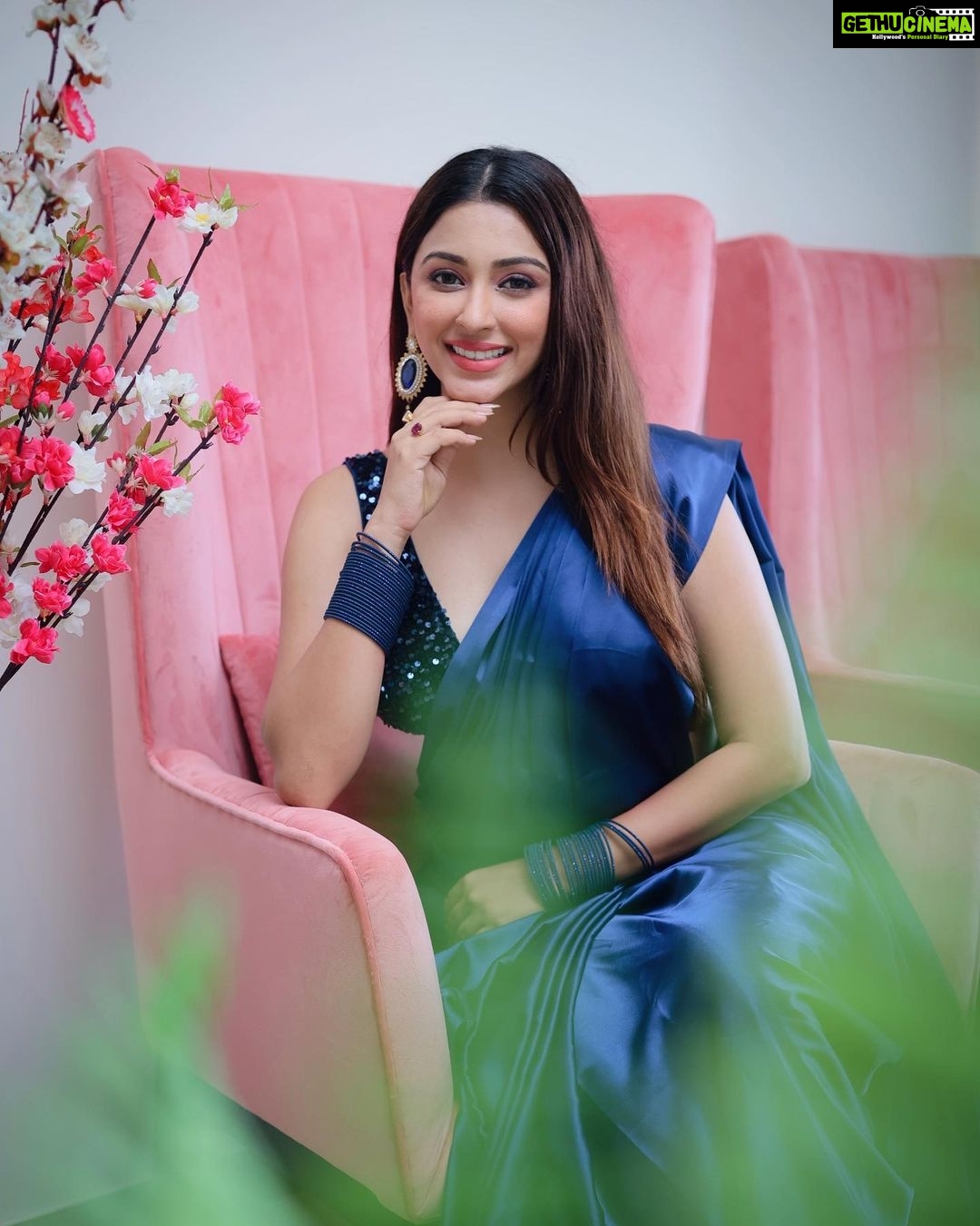 Eshanya Maheshwari Instagram - ganpati bappa morya πππβ¨π§Ώ pudhchya varshi lavkar ya! Saree by @maheswariswati Photography by @portraitsbyvedant #ganeshchaturthi #ganpatibappamorya #ganpatibappa #festival #festivevibes #festivewear #festivalsofindia #esshanya #esshanyamaheshwari #ootd #sareelove #blue #π