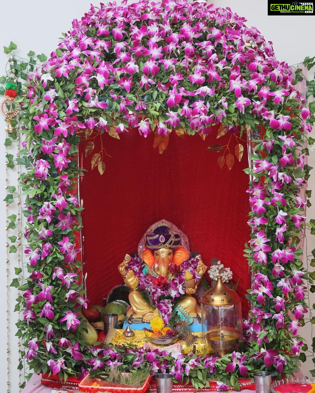 Eshanya Maheshwari Instagram - ganpati bappa morya πππβ¨π§Ώ pudhchya varshi lavkar ya! Saree by @maheswariswati Photography by @portraitsbyvedant #ganeshchaturthi #ganpatibappamorya #ganpatibappa #festival #festivevibes #festivewear #festivalsofindia #esshanya #esshanyamaheshwari #ootd #sareelove #blue #π