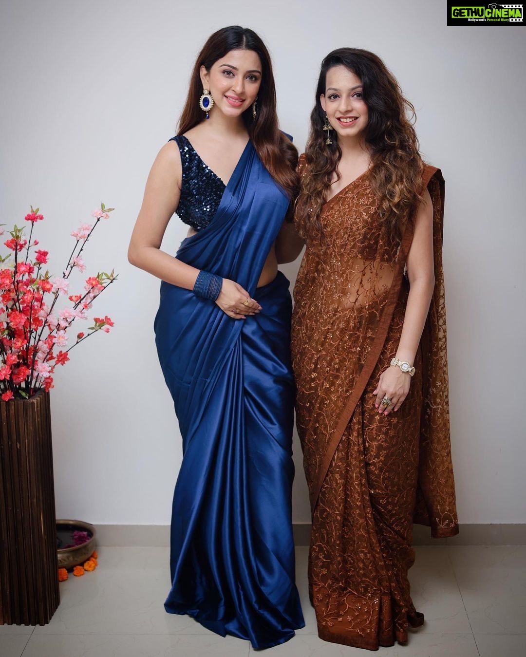 Eshanya Maheshwari Instagram - ganpati bappa morya πππβ¨π§Ώ pudhchya varshi lavkar ya! Saree by @maheswariswati Photography by @portraitsbyvedant #ganeshchaturthi #ganpatibappamorya #ganpatibappa #festival #festivevibes #festivewear #festivalsofindia #esshanya #esshanyamaheshwari #ootd #sareelove #blue #π