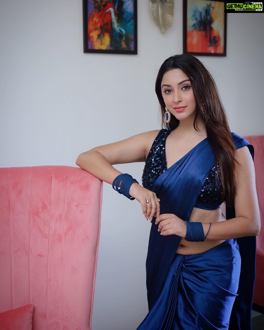 Eshanya Maheshwari Instagram - ganpati bappa morya πππβ¨π§Ώ pudhchya varshi lavkar ya! Saree by @maheswariswati Photography by @portraitsbyvedant #ganeshchaturthi #ganpatibappamorya #ganpatibappa #festival #festivevibes #festivewear #festivalsofindia #esshanya #esshanyamaheshwari #ootd #sareelove #blue #π