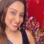 Eshanya Maheshwari Instagram - ganpati bappa morya 😇🙏💙✨🧿 pudhchya varshi lavkar ya! Saree by @maheswariswati Photography by @portraitsbyvedant #ganeshchaturthi #ganpatibappamorya #ganpatibappa #festival #festivevibes #festivewear #festivalsofindia #esshanya #esshanyamaheshwari #ootd #sareelove #blue #💙