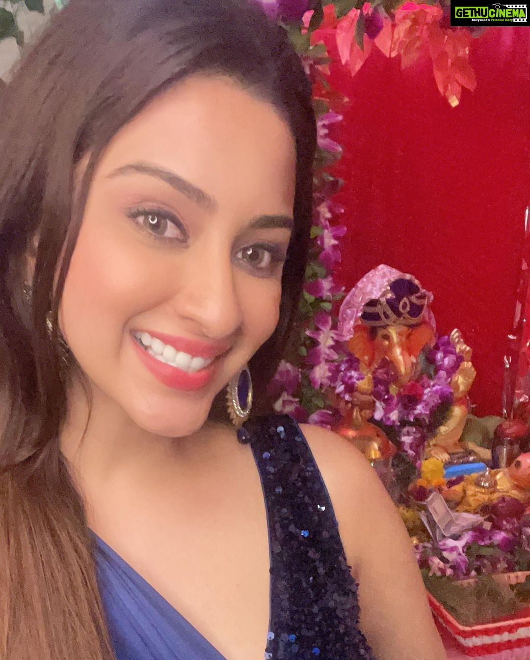 Eshanya Maheshwari Instagram - ganpati bappa morya πππβ¨π§Ώ pudhchya varshi lavkar ya! Saree by @maheswariswati Photography by @portraitsbyvedant #ganeshchaturthi #ganpatibappamorya #ganpatibappa #festival #festivevibes #festivewear #festivalsofindia #esshanya #esshanyamaheshwari #ootd #sareelove #blue #π