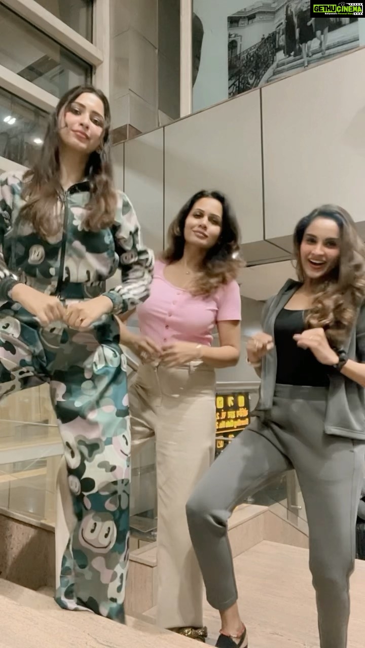 Eshanya Maheshwari Instagram - Some madness at the airport with my girls 🤓😅 @dishapardeshi_ @nishisingh_muah Follow me on josh app for more trending videos @officialjoshapp #airportdiaries #alors #trending #challenge #reels #girls #reelitfeelit #esshanya #esshanyamaheshwari #joshmeinaaja