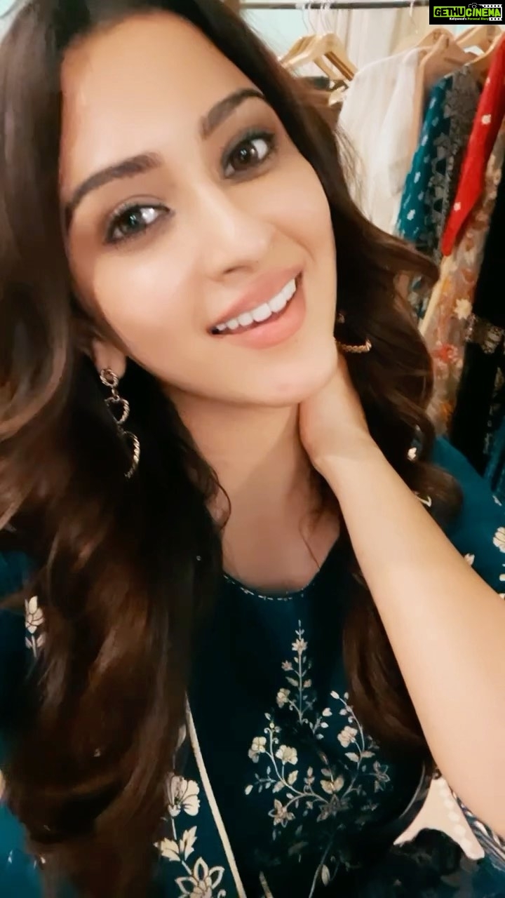 Eshanya Maheshwari Instagram - MIL JAYE TOH SHUKAR KAR NA MILE TOH SABR KAR. β¨β€οΈπ€π» #love #magic #happiness #feelings #akhiyaandasurma #reels #reelitfeelit #feelkaroreelkaro #esshanya #ππ»ββοΈβ€οΈππ»ββοΈ #instagood #esshanyamaheshwari