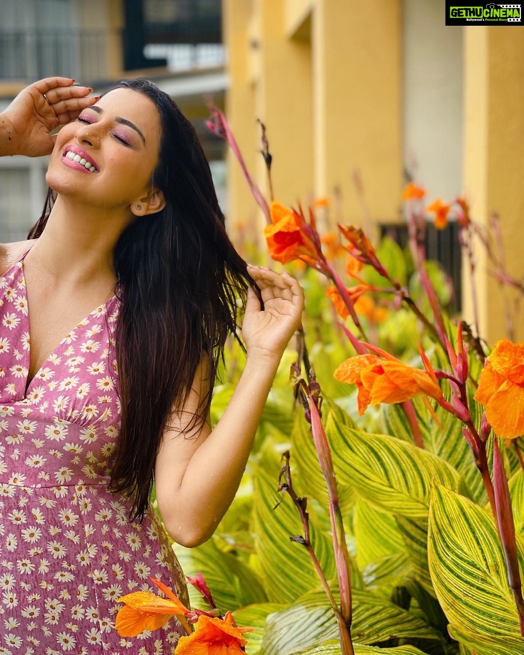 Eshanya Maheshwari Instagram - All the statistics in the world can’t measure the warmth of a smile. #smile #happiness #positivevibes #instagood #instadaily #pictureoftheday #esshanya Tropical Retreat Resort, Igatpuri