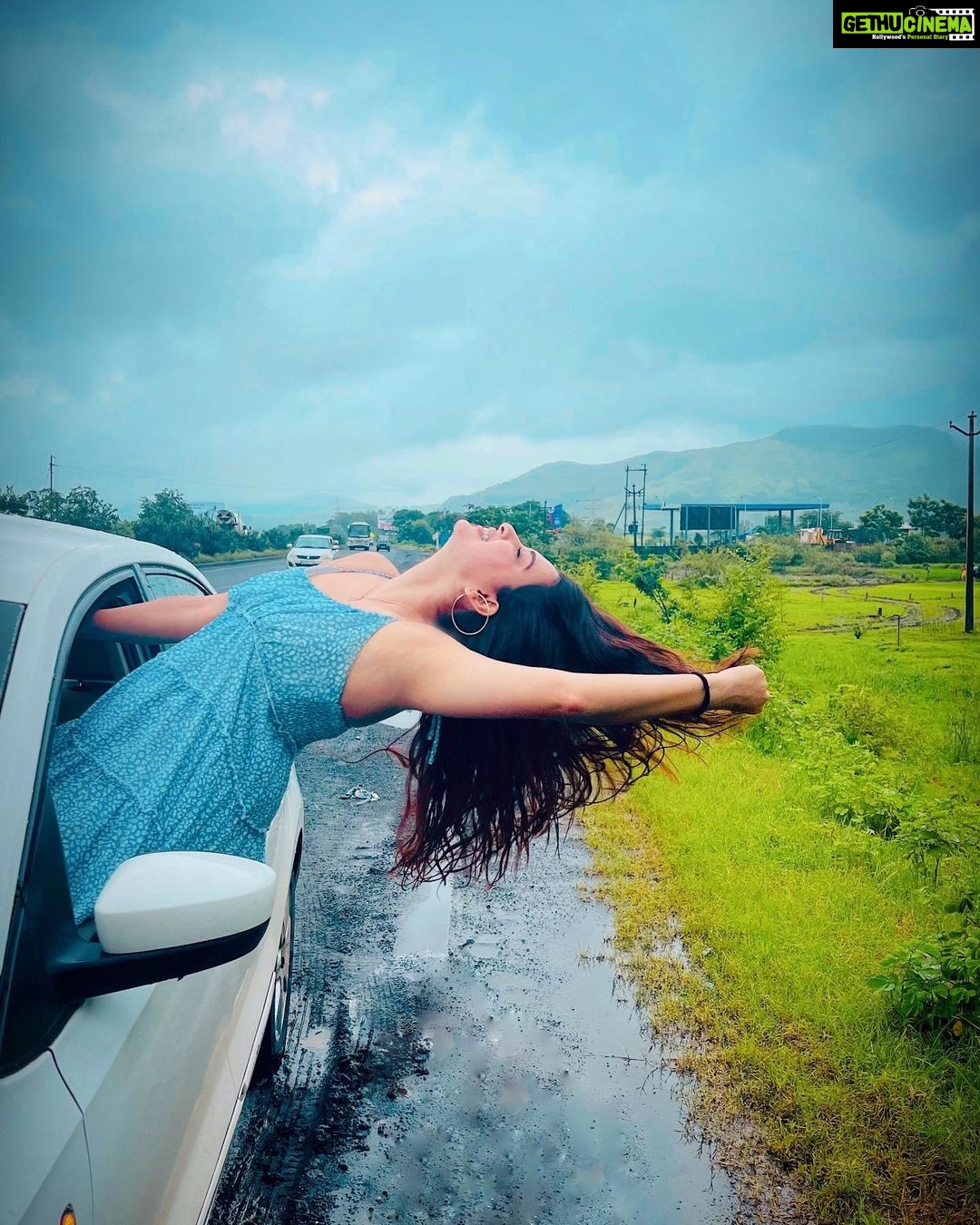 Eshanya Maheshwari Instagram - Kahin se.. kahin ko.. bhi Aao bewajah chale Poochhe bina kisi se Hum mile…❤️✨ #safar #khoobsurat #love #travel #vibe #wanderer #explorer #travelgram #picoftheday #esshanyamaheshwari #esshanya Somewhere In The Air!