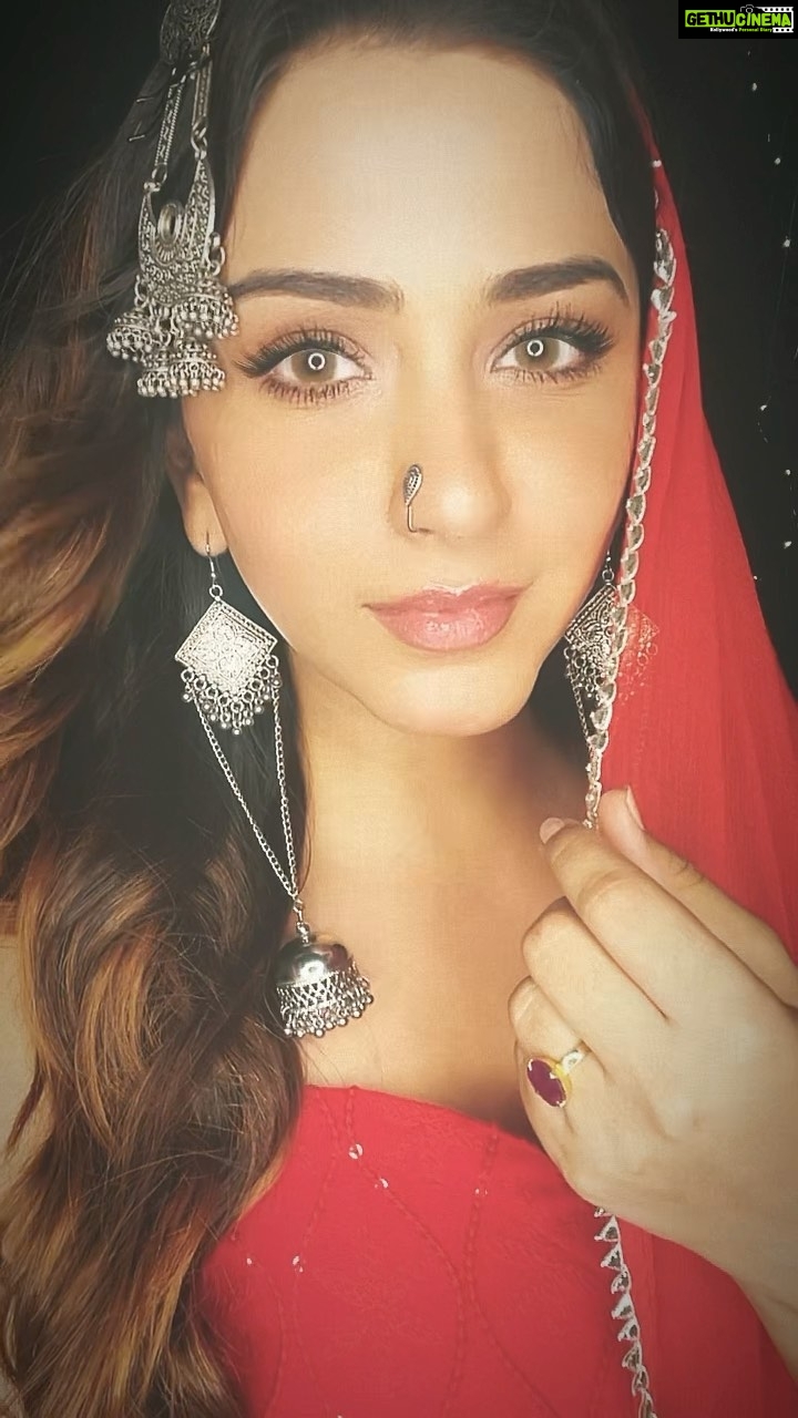 Eshanya Maheshwari Instagram - Eid Mubarak ✨✨✨ Follow me on josh app for more exclusive and trending videos 💁🏻♀️ @officialjoshapp #eidmubarak #eid #red #❤️ #esshanya #esshanyamaheshwari #reels #reelsinstagram #reelitfeelit #josh #joshmeinaaja