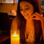 Eshanya Maheshwari Instagram - Unse nazrein kya mili roshan fizayen ho gayi..✨ #candlelight #starynight #lovestruck #love #magic #instagood #instadaily #picoftheday #esshanyamaheshwari