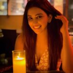 Eshanya Maheshwari Instagram – Unse nazrein kya mili 
roshan fizayen ho gayi..✨

#candlelight #starynight #lovestruck #love #magic #instagood #instadaily #picoftheday #esshanyamaheshwari