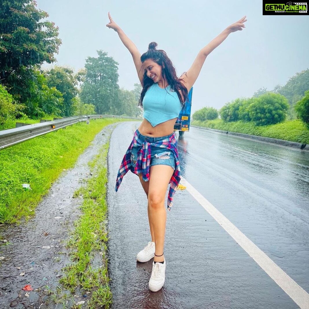 Eshanya Maheshwari Instagram - Rain is just confetti from the sky.. ☺️ #rain #barish #monsoon #love #happiness #joy #peace #pictureoftheday #esshanya
