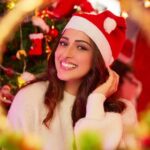 Eshanya Maheshwari Instagram - Santa told me, my Smile is my magic ✨ Styled by @riyabhatu_ Shot by @dheerajyadavphotographyy Decor by @aayush._20 #christmas #christmas2021 #christmasphotoshoot #esshanya #esshanyamaheshwari #hotcocoa