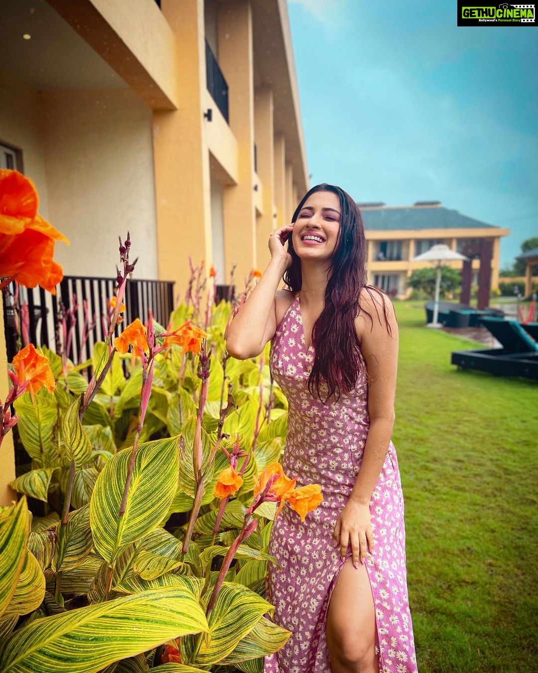 Eshanya Maheshwari Instagram - All the statistics in the world can’t measure the warmth of a smile. #smile #happiness #positivevibes #instagood #instadaily #pictureoftheday #esshanya Tropical Retreat Resort, Igatpuri