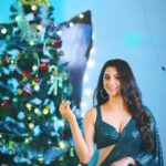 Eshanya Maheshwari Instagram - Christmas magic is silent. You don’t hear it- you feel it,you know it, you believe it. 💚✨ Saree by @maheswariswati Styled by @riyabhatu_ Videography by @portraitsbyvedant Decor by @aayush._20 #christmas #christmastime #christmas2021 #christmasreels #esshanyamaheshwari #esshanya