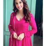Eshanya Maheshwari Instagram - Make up doesn’t enhance beauty, Smile does 😀💕 -EM Wearing @aachho #pink #desigirl #indiandresses #picoftheday #esshanyamaheshwari #esshanya #pink💕