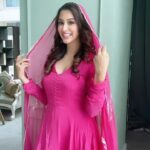 Eshanya Maheshwari Instagram - Ladkiyon ko samjhana aasan nhi hai Par yeh gaana samajhta hai ❤️ But pata nhi kiska hai🤔 kya aapko paata hai? Wearing @aachho #esshanya #esshanyamaheshwari #desigirl #reels #reelsinstagram #reelitfeelit #instagood #instadaily