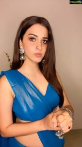Eshanya Maheshwari Instagram - Yeh bijli tumhi pe giregi 😉💙

Remix with me 

#yehbijligiritoh #90s #reels #instagood 
#reelitfeelit #reelkarofeelkaro #boi #esshanya #esshanyamaheshwari