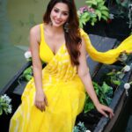 Eshanya Maheshwari Instagram - सोचो के झीलों का शहर हो लहरों पे अपना एक घर हो 😇😍 📸 @nidhimehtaphotography Venue @setsinthecity.in Saree designed by @maheswariswati #jheelonkashehar #dreams #wishies #beauty #nature #love #happiness #picoftheday #esshanyamaheshwari #esshanya #instagood #instadaily