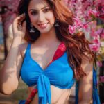 Eshanya Maheshwari Instagram - He- यूँ ना मुस्कुराया करो, धड़कनें थम सी जाती है! Me- 😃🥰☺️❤️✨ 📸- @nidhimehtaphotography Saree by @maheswariswati Venue @setsinthecity.in #smile #love #feelings #smileforever #instagood #instadaily #picoftheday #esshanya #esshanyamaheshwari