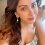 Eshanya Maheshwari Instagram - किताबे बहुत सी पढ़ी होंगी तुमने मगर कोई चेहरा भी तुमने पढ़ा है ? #kitabeinbahutsi #mood #90s #bollywoodsongs #reels #reelitfeelit #instagood #instadaily #esshanya #esshanyamaheshwari