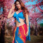 Eshanya Maheshwari Instagram - He- यूँ ना मुस्कुराया करो, धड़कनें थम सी जाती है! Me- 😃🥰☺️❤️✨ 📸- @nidhimehtaphotography Saree by @maheswariswati Venue @setsinthecity.in #smile #love #feelings #smileforever #instagood #instadaily #picoftheday #esshanya #esshanyamaheshwari