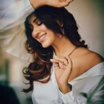 Eshanya Maheshwari Instagram - Smile and shine ✨ Like the whole universe is yours. 📸 @rachitvoraphotography . . #smile #selflove #happiness #love #peace #pictureoftheday #esshanya #esshanyamaheshwari #smileeveryday