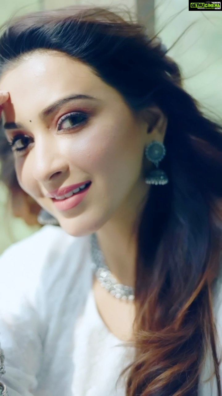 Eshanya Maheshwari Instagram - manne na dil ye mera ❤️✨ This song 😍💕 @suyyashrai 👏🏻 Shot by @rachitvoraphotography Accessories @hifi_ethnics_collections #mannenadilyemera #song #cover #feel #love #desigirl #traditional #white #🤍 #reels #reelitfeelit #instagood #instadaily #esshanya #esshanyamaheshwari