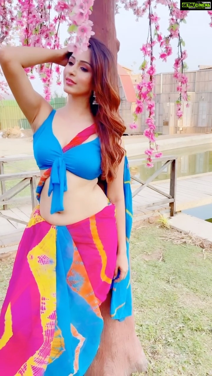 Eshanya Maheshwari Instagram - It’s that heart of gold, And stardust soul that Makes you beautiful.✨ Shot by @nidhimehtaphotography Venue @setsinthecity.in Saree designed by @maheswariswati #beauty #peace #saree #sareelove #reels #reelitfeelit #instagood #lookoftheday #desigirl #instadaily #esshanya #esshanyamaheshwari