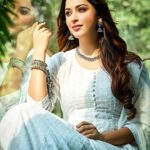 Eshanya Maheshwari Instagram - नैना नु पता है, नैना दी खता है सानु किस गल दी फिर मिलदी सजा है 📸- @rachitvoraphotography Venue- @rv.studio Outfit- @lavanyathelabel Accessories- @hifi_ethnics_collections #beautifulday #lost #thoghts #feelings #esshanyamaheshwari #esshanya RV Studio