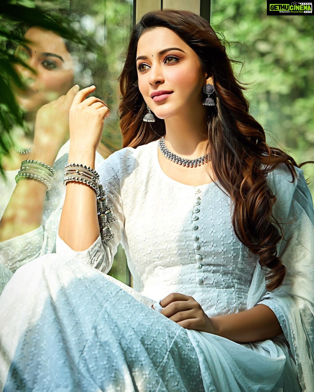 Eshanya Maheshwari Instagram - नैना नु पता है, नैना दी खता है सानु किस गल दी फिर मिलदी सजा है 📸- @rachitvoraphotography Venue- @rv.studio Outfit- @lavanyathelabel Accessories- @hifi_ethnics_collections #beautifulday #lost #thoghts #feelings #esshanyamaheshwari #esshanya RV Studio