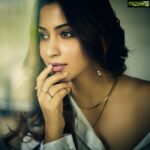 Eshanya Maheshwari Instagram - I wonder what I look like in your eyes . . 📸 @rachitvoraphotography . . #eyes #feelings #picoftheday #esshanya #esshanyamaheshwari #instagood #instadaily
