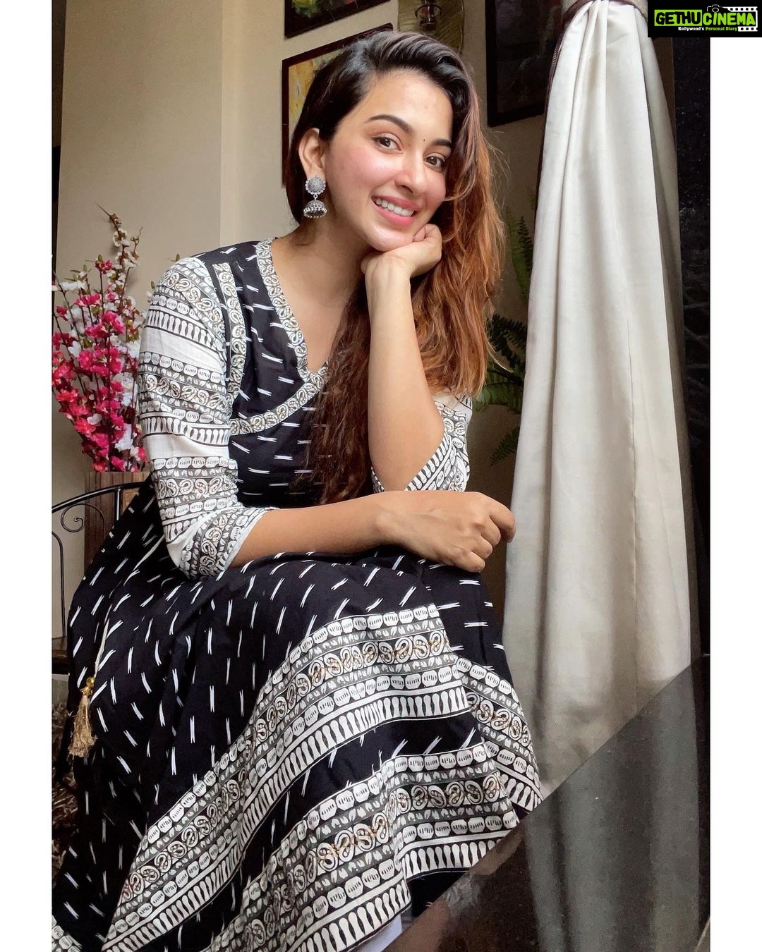 Eshanya Maheshwari Instagram - koi humse puche hamdard kya hota hai, jis dard ko yeh pyaari si muskaan chupade vahi hamdard hota hai. -EM ❤️😃 Outfit- @hifi_ethnics_collections Accessories- @hifi_ethnics_collections . . #smile #love #happiness #pain #healing #life #thoughts #instagood #instadaily #esshanya #esshanyamaheshwari #❤️ Home Sweet Home