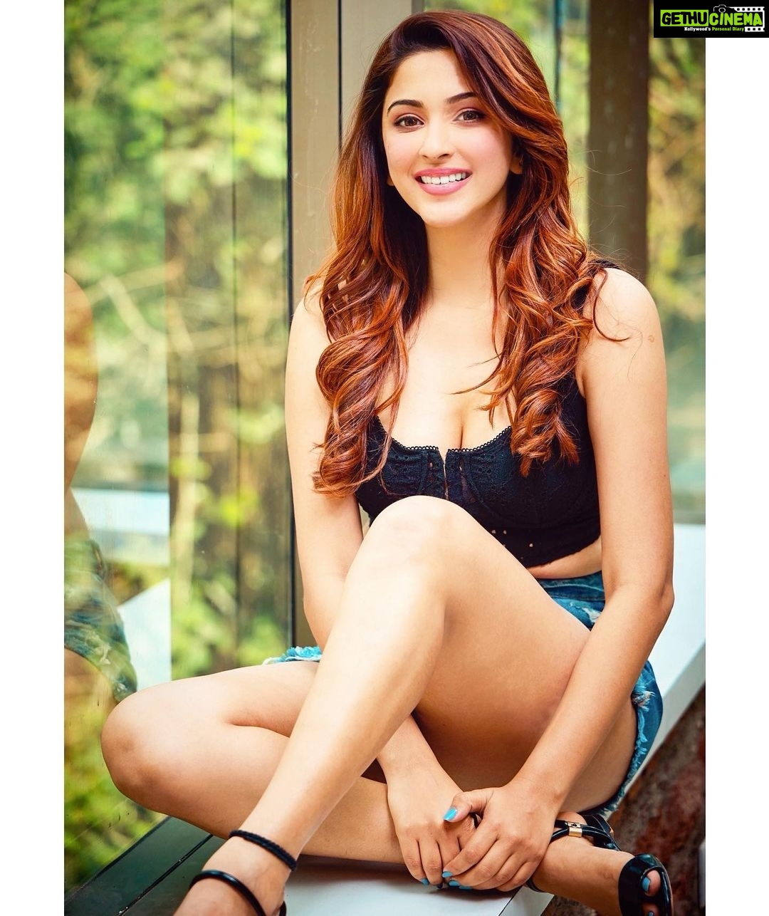 Eshanya Maheshwari Instagram - SMILE 😃 “Let’s do what we love And do lot of it.” ✨ Photography- @rachitvoraphotography Venue- @rv.studio . . #smile #happy #picoftheday #beyou #pictureperfect #esshanya #instagood #esshanyamaheshwari #instadaily RV Studio