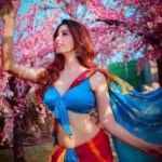 Eshanya Maheshwari Instagram - लहरा के बलखा के बलखा के लहरा के आग लगा के, दिलों को जला के करूँ मैं इशारा 😉💙✨ . . 📸 @nidhimehtaphotography Saree by @maheswariswati Venue @setsinthecity.in . . #beauty #grace #elegance #indian #desigirl #blue #sareelove #traditional #instagood #fashionblogger #styleblogger #instadaily #saree #esshanya #esshanyamaheshwari Sets in the City