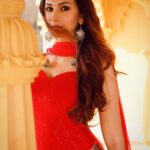 Eshanya Maheshwari Instagram - आँखों में मेरी अजबसी अदायें हैं दिल को बना दे जो पतंग साँसे ये मेरी वो हवायें हैं ❤️ Wearing @aachho Venue @setsinthecity.in 📸 @nidhimehtaphotography #red #love #dresses #traditional #outfit #esshanyamaheshwari #esshanya #❤️ Sets in the City