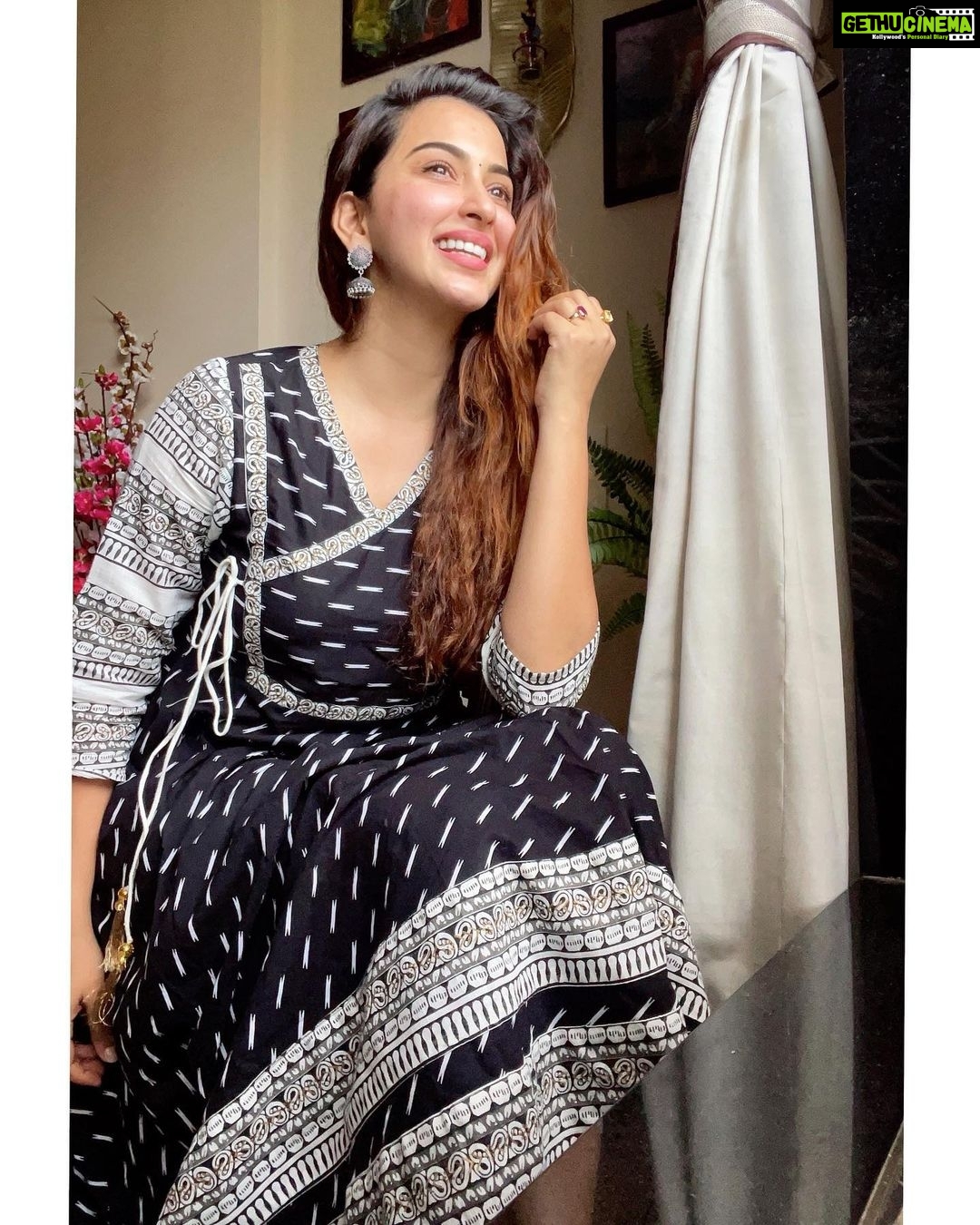 Eshanya Maheshwari Instagram - koi humse puche hamdard kya hota hai, jis dard ko yeh pyaari si muskaan chupade vahi hamdard hota hai. -EM ❤️😃 Outfit- @hifi_ethnics_collections Accessories- @hifi_ethnics_collections . . #smile #love #happiness #pain #healing #life #thoughts #instagood #instadaily #esshanya #esshanyamaheshwari #❤️ Home Sweet Home