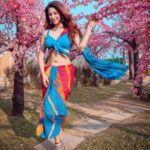 Eshanya Maheshwari Instagram - लहरा के बलखा के बलखा के लहरा के आग लगा के, दिलों को जला के करूँ मैं इशारा 😉💙✨ . . 📸 @nidhimehtaphotography Saree by @maheswariswati Venue @setsinthecity.in . . #beauty #grace #elegance #indian #desigirl #blue #sareelove #traditional #instagood #fashionblogger #styleblogger #instadaily #saree #esshanya #esshanyamaheshwari Sets in the City