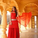 Eshanya Maheshwari Instagram - आँखों में मेरी अजबसी अदायें हैं दिल को बना दे जो पतंग साँसे ये मेरी वो हवायें हैं ❤️ Wearing @aachho Venue @setsinthecity.in 📸 @nidhimehtaphotography #red #love #dresses #traditional #outfit #esshanyamaheshwari #esshanya #❤️ Sets in the City